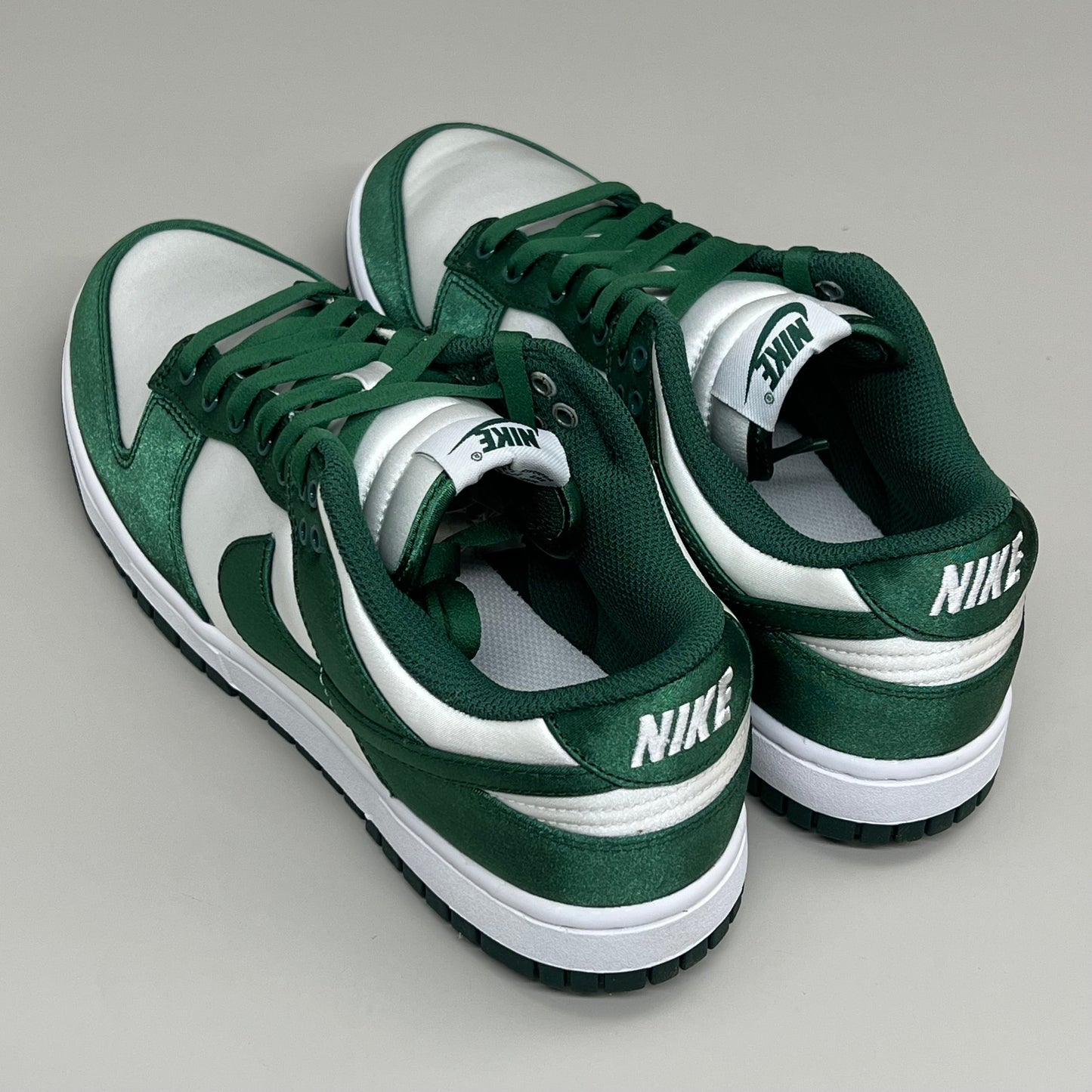 NIKE Dunk Low Satin ESS SNKR Sz Women's 10.5 Men's 9 White/Team Green DX5931100