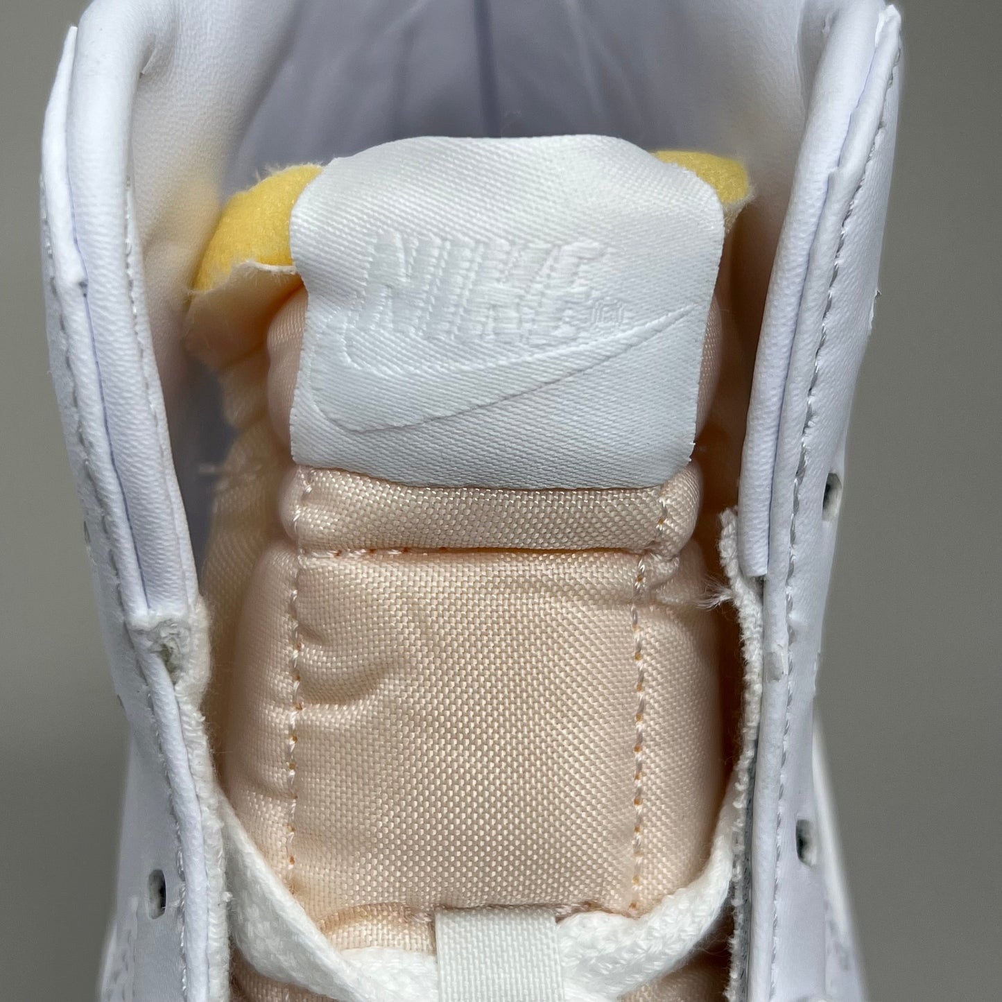 NIKE Blazer Mid 77' High-top Shoes SZ Womens 8.5 Mens 7 White & Peach CZ1055-117