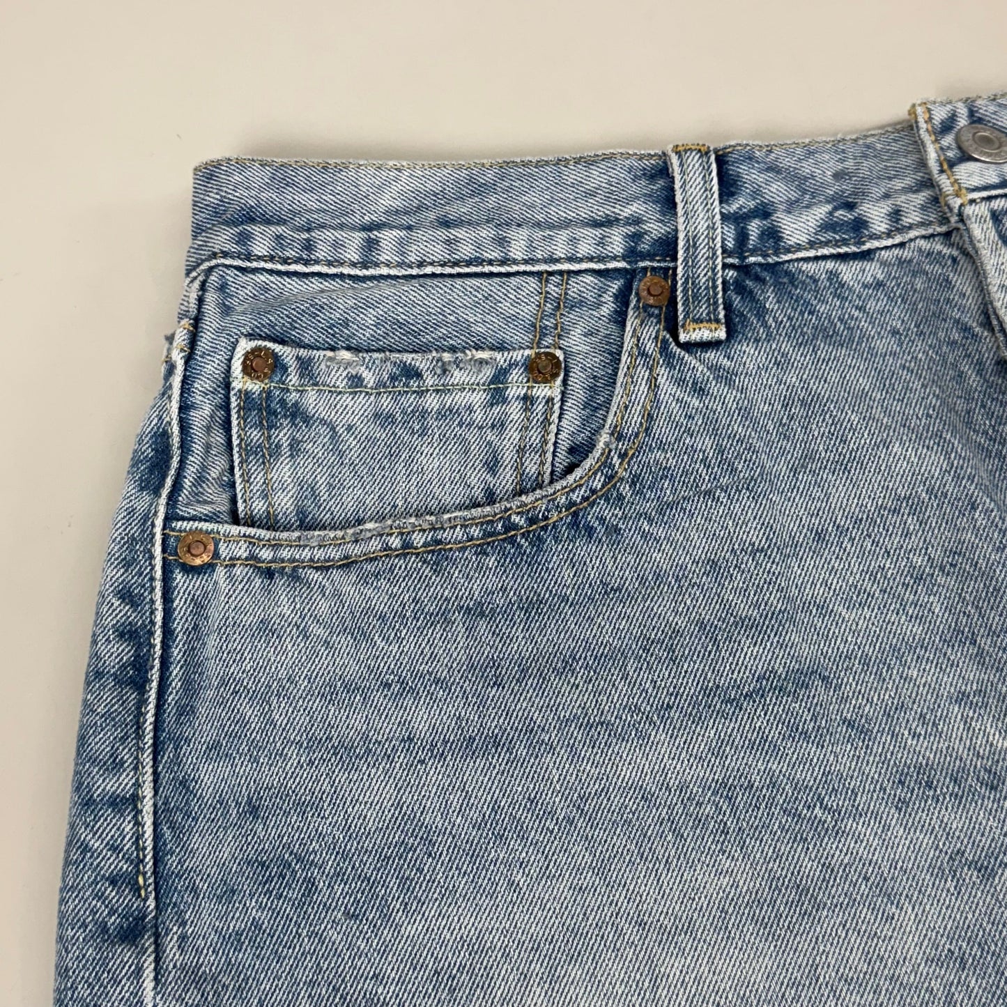 LEVIS 501 Original Fit High Rise Shorts Medium Wash Women's Sz 33 Mega Vibe Blue