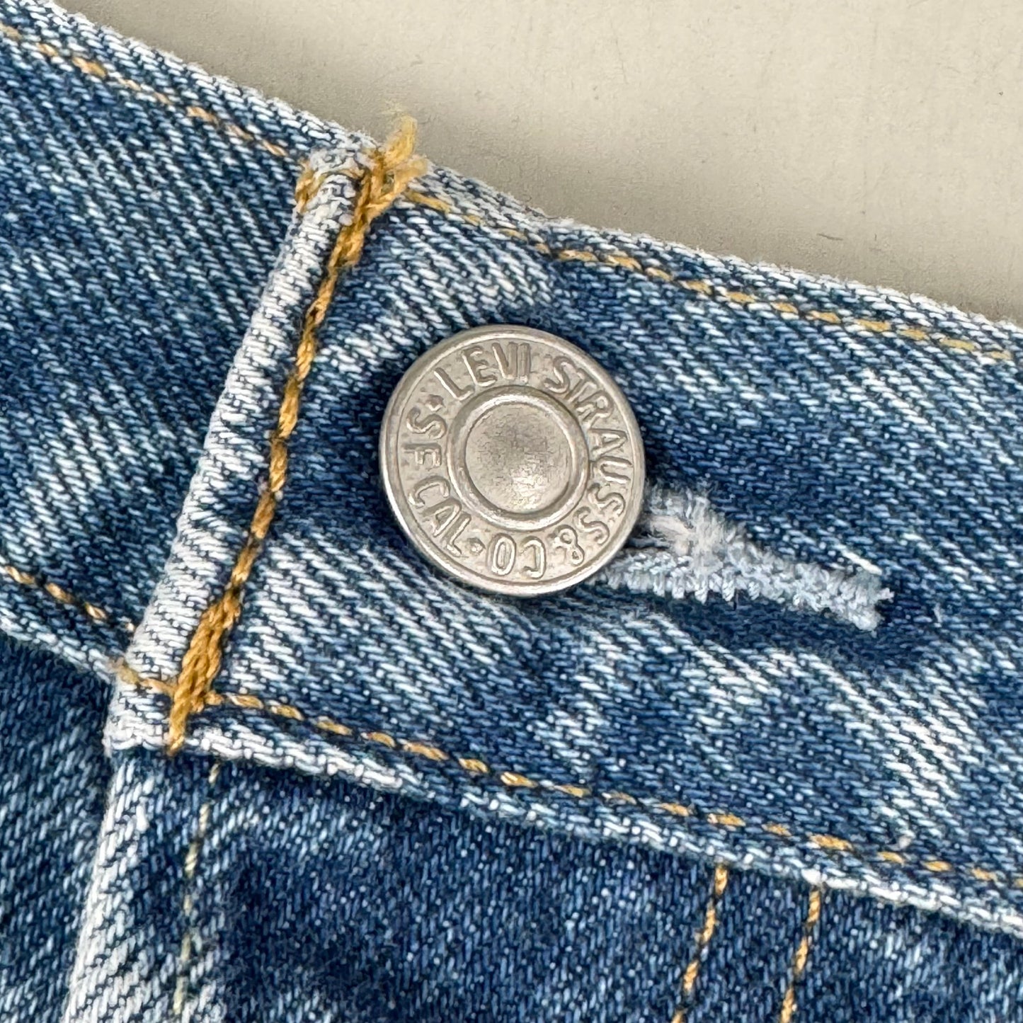 LEVIS 501 Original Fit High Rise Shorts Medium Wash Women's Sz 32 Mega Vibe Blue