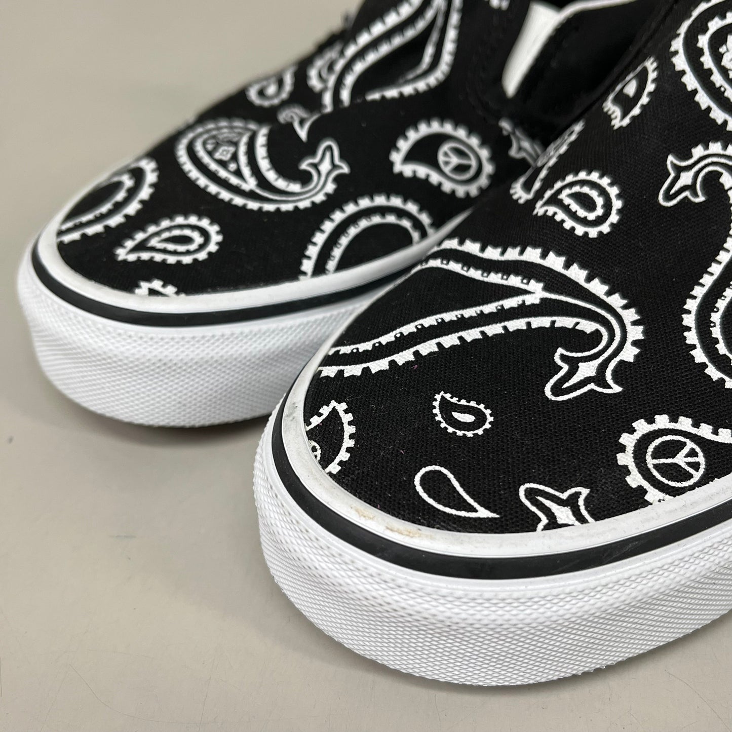 VANS Classic Slip-On Peace Sign Paisley Womens Sz 5.0 Mens Sz 3.5 Black & White