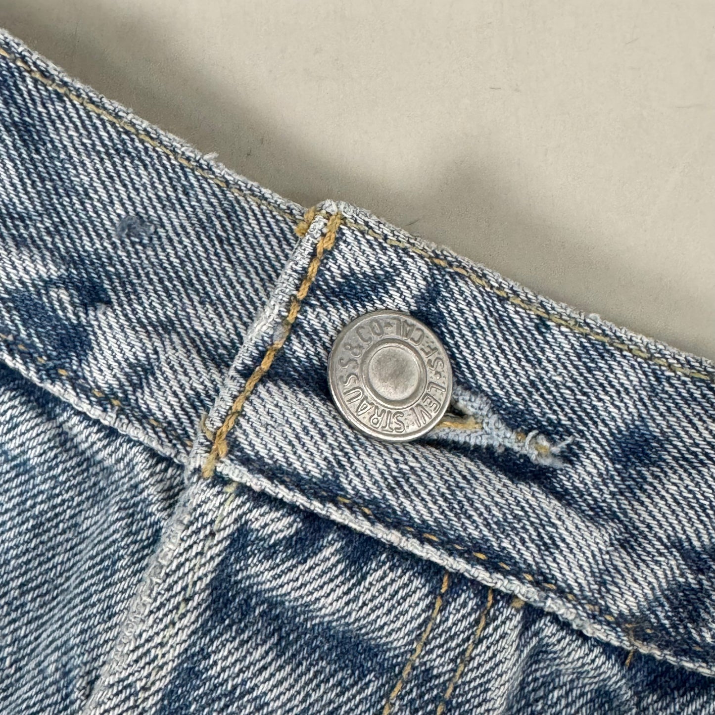 LEVIS 501 Original Fit High Rise Shorts Medium Wash Women's Sz 33 Mega Vibe Blue