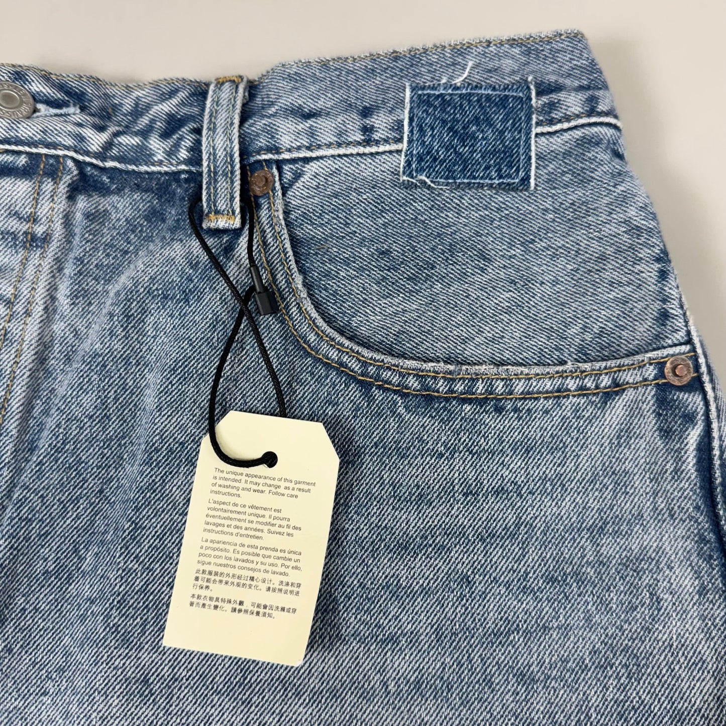 LEVIS 501 Original Fit High Rise Shorts Medium Wash Women's Sz 34 Mega Vibe Blue