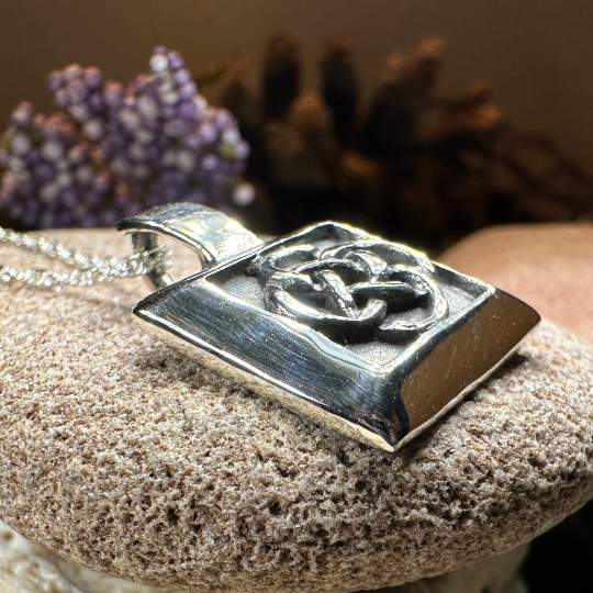 Dara Knot Necklace