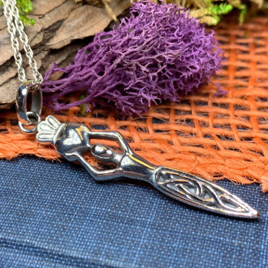Danu Claddagh Necklace
