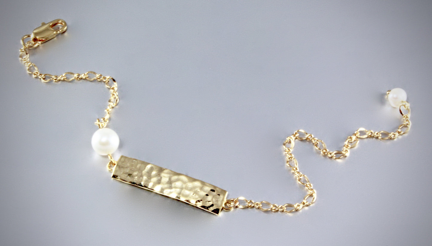 "Cora" - Minimalist Hammered Bar and Pearl Personalized Bracelet - Available in Silver and Gold