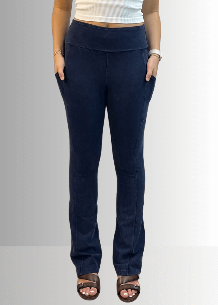 A Perfect Fit Cotton Bootcut Pocket Pants in Solid Black