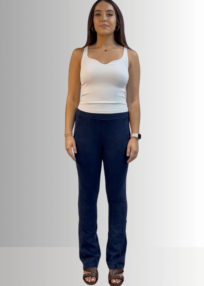 A Perfect Fit Cotton Bootcut Pocket Pants in Dark Denim