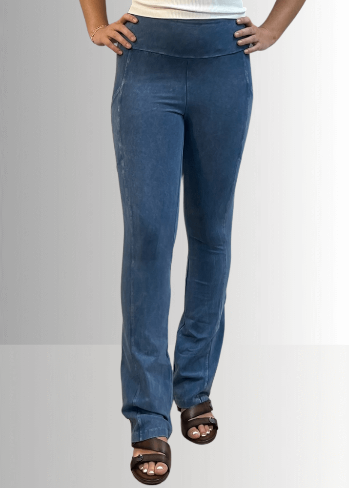 A Perfect Fit Cotton Bootcut Pocket Pants in Dark Denim