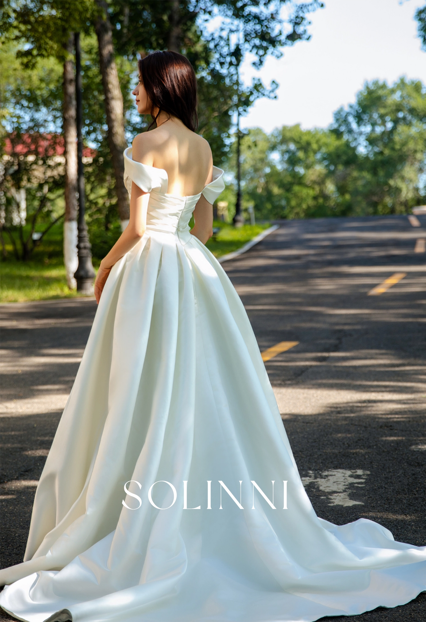 Elegant Basque Waist Satin Wedding Dress with Timeless Silhouette