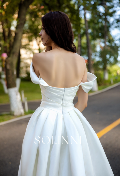 Elegant Basque Waist Satin Wedding Dress with Timeless Silhouette