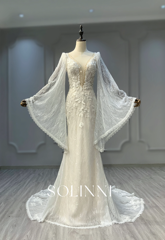 Form-fitting Gown with cape sleeves and lace embroidery