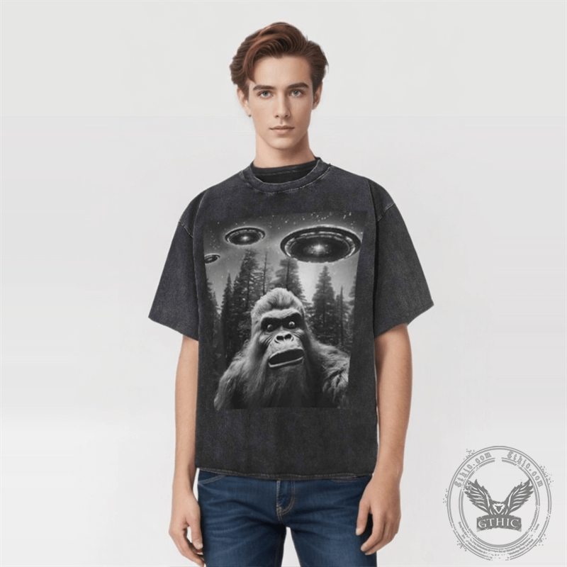 Bigfoot Sasquatch Alien UFO Print T-shirt