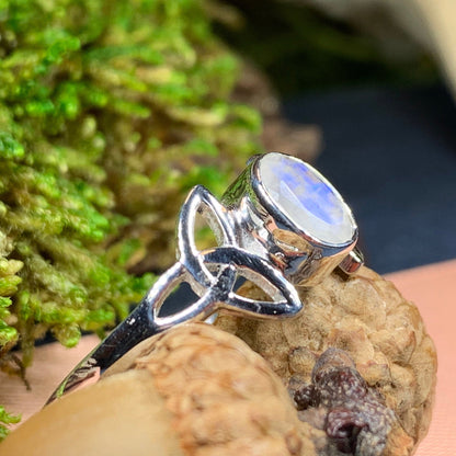 Cordelia Trinity Knot Ring